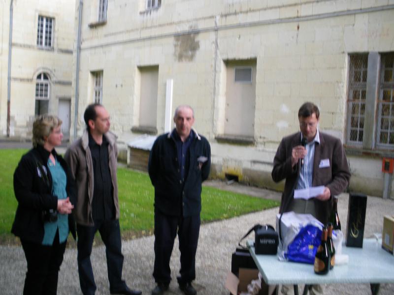 Cliquez sur l'image pour la voir en taille réelle 

Nom : 		Fred, Hélène et Nicolas écoutant le président W 124 Allemand.jpg 
Affichages :	1 
Taille :		56,0 Ko 
ID : 			357569